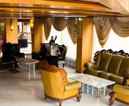 The Shelton Grand Hotel Bangalore Esterno foto