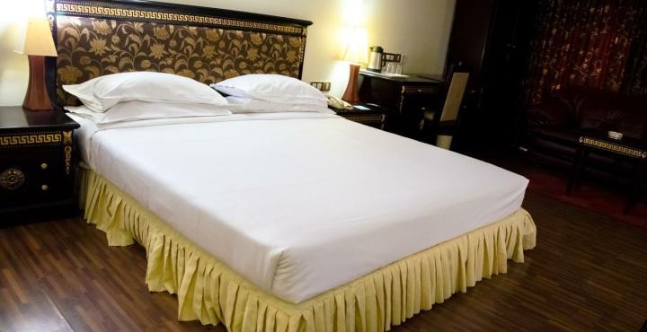 The Shelton Grand Hotel Bangalore Esterno foto