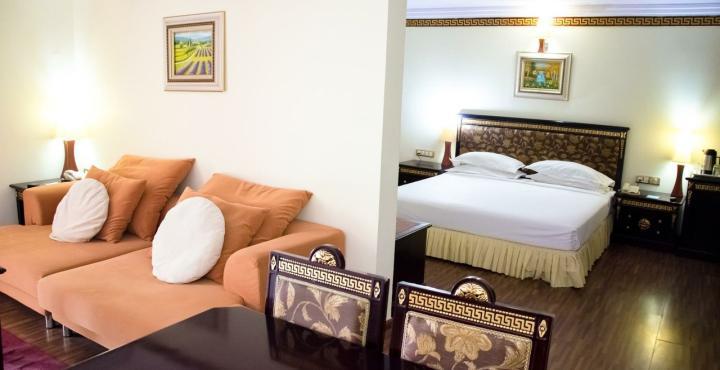 The Shelton Grand Hotel Bangalore Esterno foto