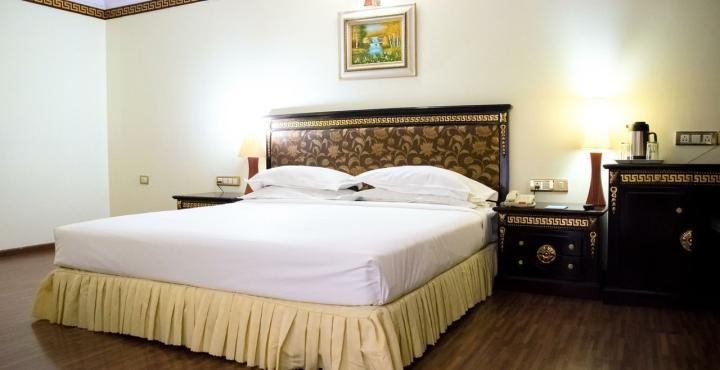 The Shelton Grand Hotel Bangalore Esterno foto