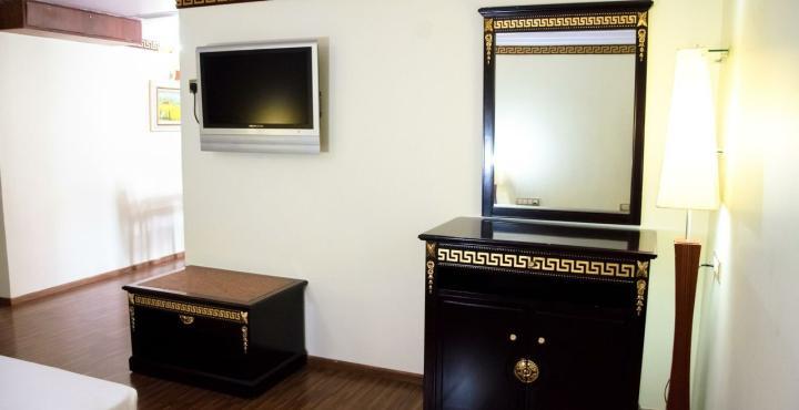The Shelton Grand Hotel Bangalore Esterno foto