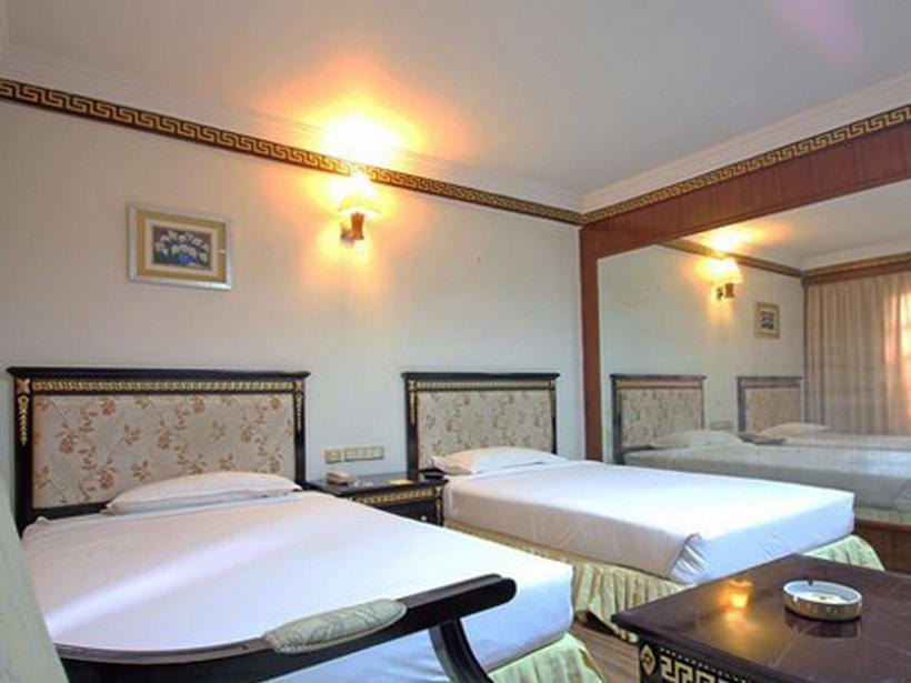 The Shelton Grand Hotel Bangalore Esterno foto