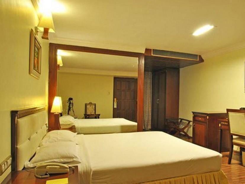 The Shelton Grand Hotel Bangalore Esterno foto