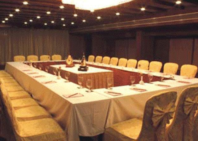 The Shelton Grand Hotel Bangalore Esterno foto